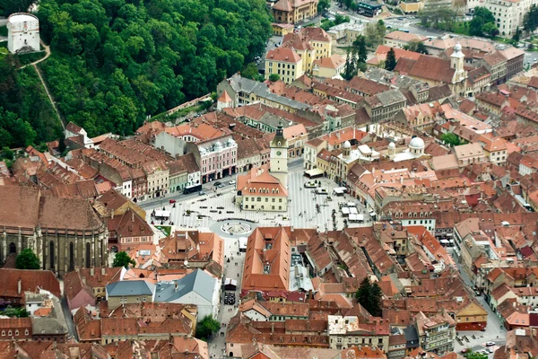 Luftaufnahme des Brasov Council Square, schwarze Kirche und weißer Turm — Stockfoto