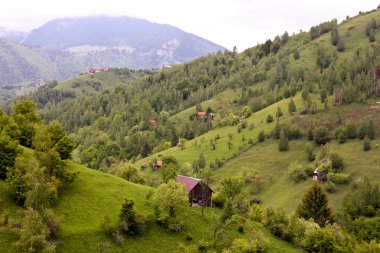 pestera güzel bir tepede bir Romen köyde geleneksel evi aradı