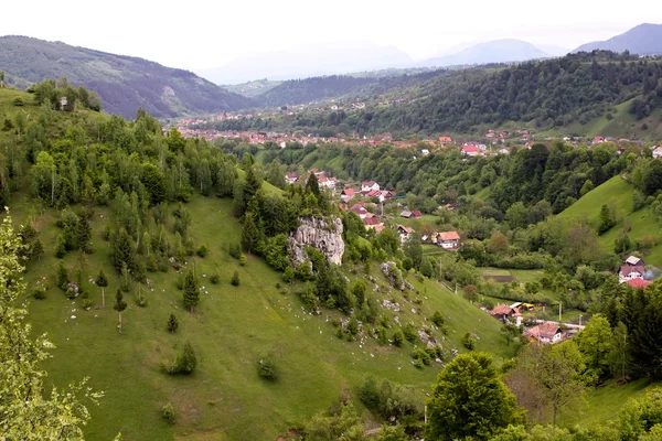 Bela paisagem rural da aldeia romena, chamada Pestera — Fotografia de Stock