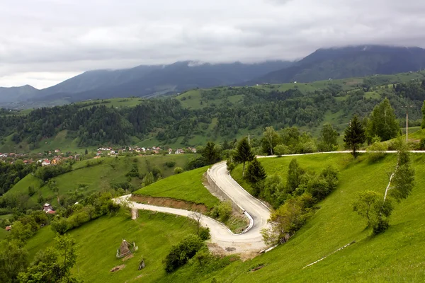 Cuved väg i pestera byn från Rumänien — Stockfoto