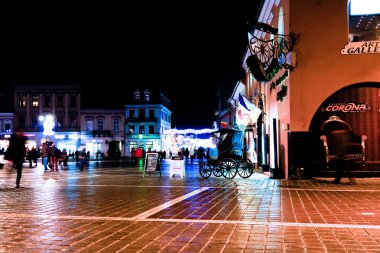 gece sahne piata Sfatului'deki, brasov dan