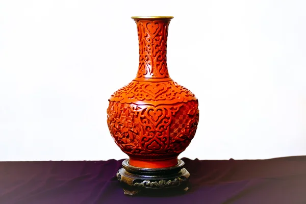 Schuss mit traditioneller chinesischer Vase — Stockfoto