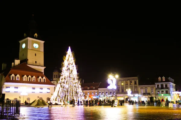 Рождественская елка, полная света в Piata Sfatului из Брашова — стоковое фото