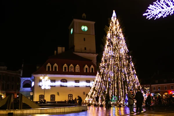 Nachtszene mit Weihnachtsbaum voller Licht — Stockfoto