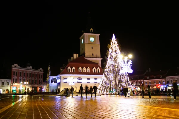 Piata Sfatului de Brasov à noite — Fotografia de Stock