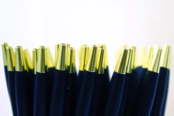 ปากกาโลหะที่แยกกันบนพื้นหลังสีขาว — ภาพถ่ายสต็อก