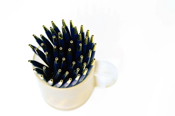 Bolígrafos en contenedor, aislados sobre fondo blanco — Foto de Stock