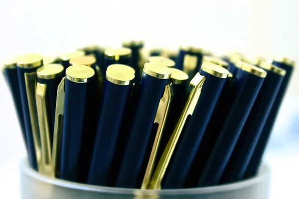 Macro cena com canetas de bola metálicas — Fotografia de Stock