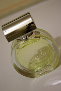 Sahne Idole d'Armani parfüm ile kapatmak