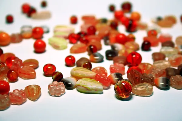 Pedras de jóias coloridas no fundo branco — Fotografia de Stock
