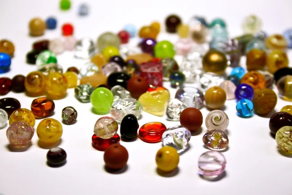 Pedras de jóias multicoloridas sobre fundo branco — Fotografia de Stock