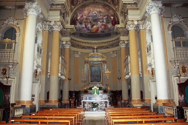 Escena de interior con la hermosa iglesia de zola predosa — Stok fotoğraf