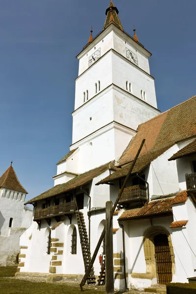 Opevněný kostel od harman vesnice nedaleko Brašova. — Stock fotografie