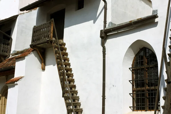 Escalier en bois vers une église fortifiée de Transylvanie — Photo