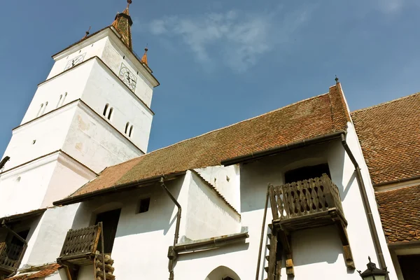 Opevněný kostel od harman vesnice kdesi v Transylvánii — Stock fotografie