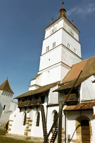 Igreja fortificada da aldeia de Harman, perto da cidade de Brasov . — Fotografia de Stock
