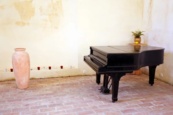 古いピアノの部屋、bontida 城を遺跡します。. — ストック写真