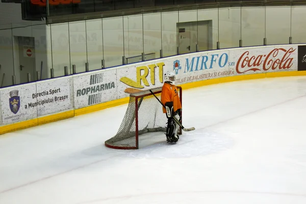 Joven jugador de hockey practicando en un estanque congelado —  Fotos de Stock
