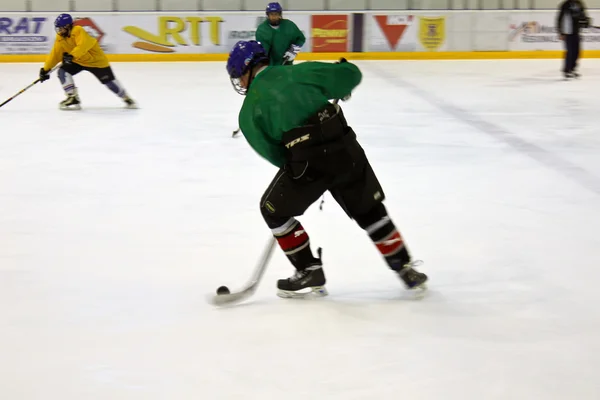 Jogador de hóquei no gelo seguindo o programa de treino — Fotografia de Stock