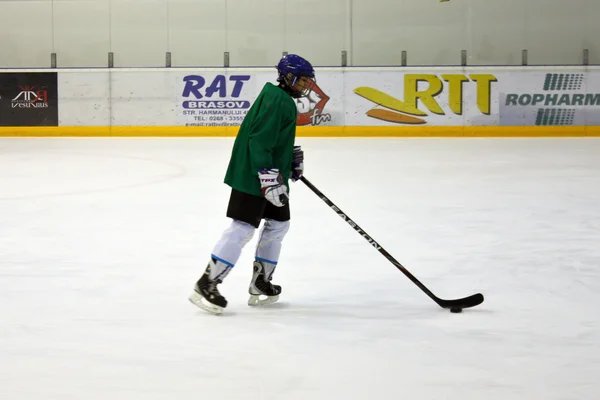 Jugador amateur de hockey en el estadio Brasov, Rumania — Foto de Stock