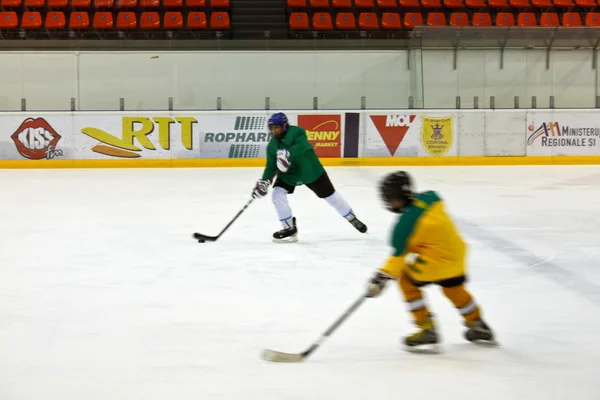 Scena di attacco con due giocatori di hockey — Foto Stock