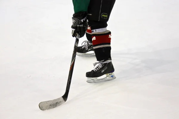 简单的业余冰球冰刀和棍子 — 图库照片