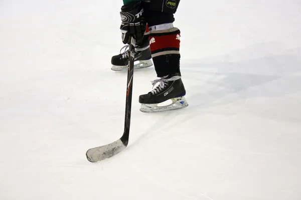 Eenvoudige amateur hockey schaatsen en stok — Stockfoto