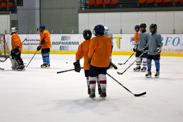 Tempo de treinamento para patinadores no estádio Brasov — Fotografia de Stock