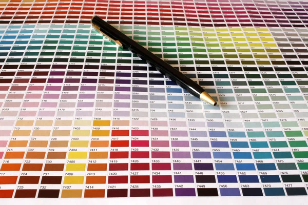 Guia de cores close-up isolado no branco — Fotografia de Stock