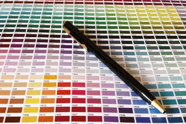 Catálogo aberto de cores de amostra Pantone — Fotografia de Stock