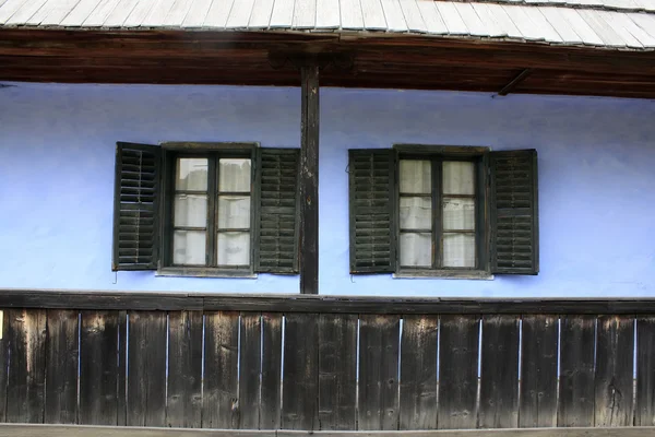 Dřevěná okna sekulární domu — Stock fotografie