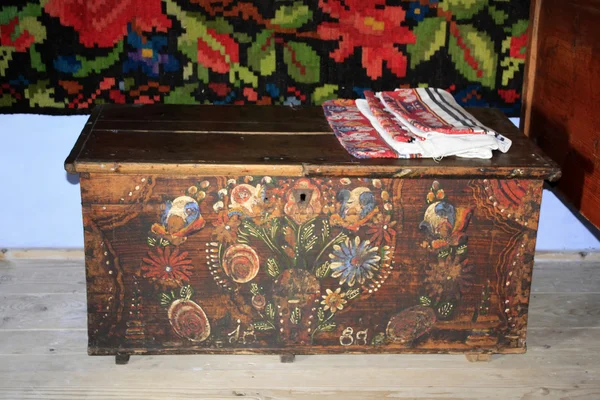 世俗的な家からの非常に古い木製の箱 — ストック写真