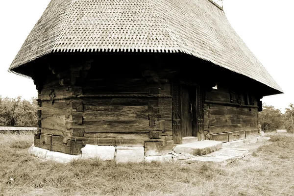 Ahşap kilise Transilvanya, Romanya üzerinden sahne — Stok fotoğraf