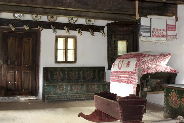 Traditioneel huis uit Roemeense dorp — Stockfoto