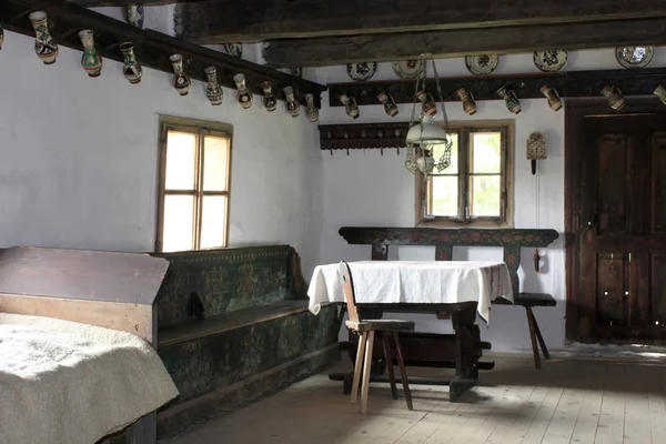 Украшенная внутренняя комната из трансильванского дома — стоковое фото