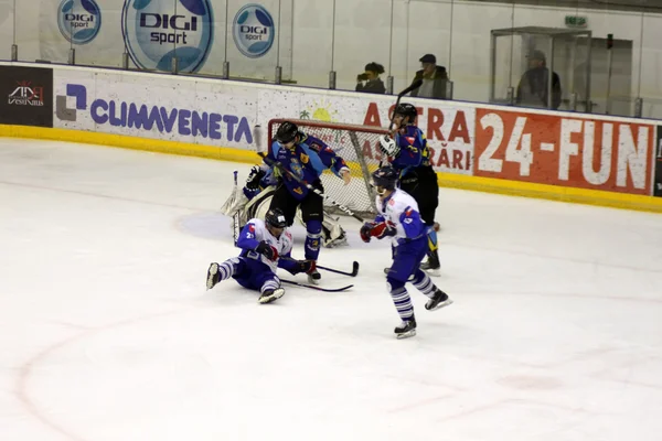 Equipo de hockey Brasov en escena de ataque — Foto de Stock
