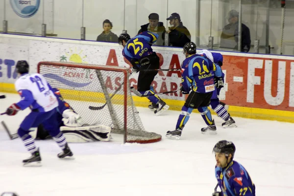 Brasov hockeylag i attack — Stockfoto