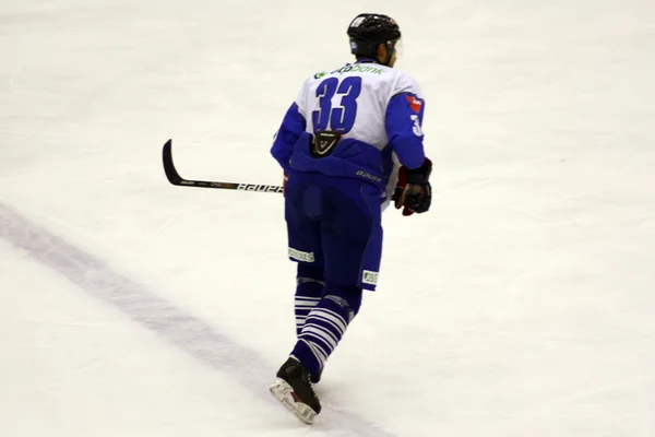Miercurea-Ciuc jogador de hóquei patinando no gelo — Fotografia de Stock