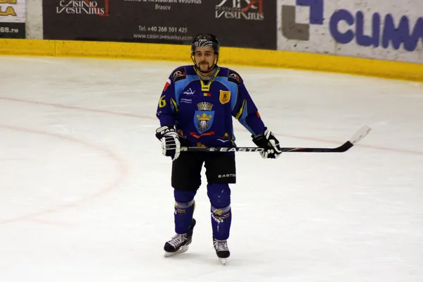 Jogador de hóquei Brasov no gelo no Estádio Olímpico de Brasov — Fotografia de Stock