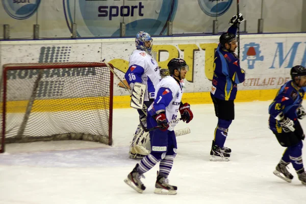 Scène d'attaque avec les joueurs de hockey de l'équipe Miercurea-Ciuc — Photo