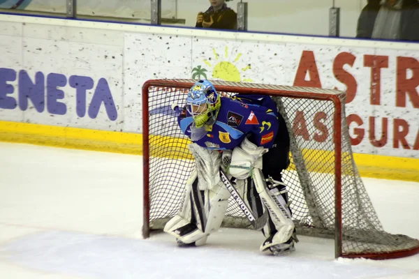 O guarda-redes de hóquei da equipa Brasov no gelo — Fotografia de Stock