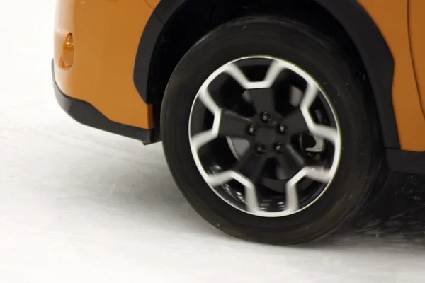 Front wheel of Subaru car on ice presentation — Stock Photo, Image