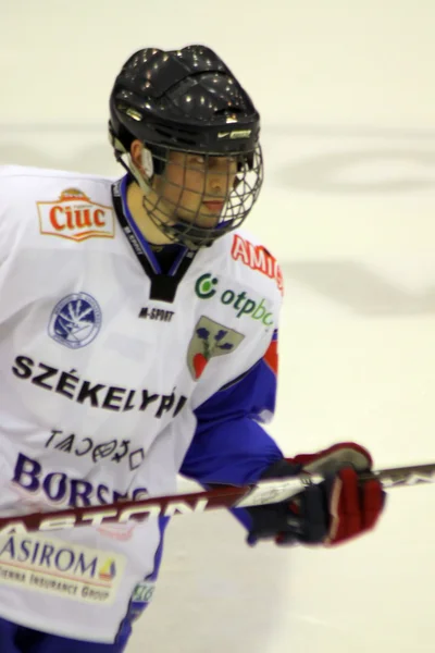 Scène avec le joueur de hockey de l "équipe Miercurea-Ciuc au stade de Brasov — Photo