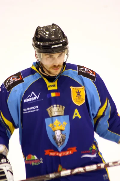 Giocatore di hockey della squadra di Brasov in piano prim — Foto Stock