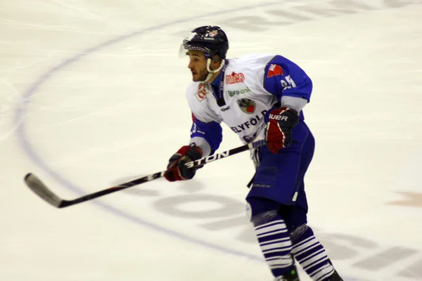 Hockeyspeler schaatsen met hoge snelheid — Stockfoto