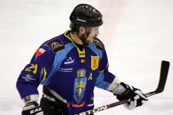 Jogador de hóquei da equipe Brasov no gelo — Fotografia de Stock
