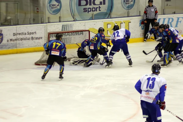 Equipo de hockey Brasov bajo escena de ataque —  Fotos de Stock