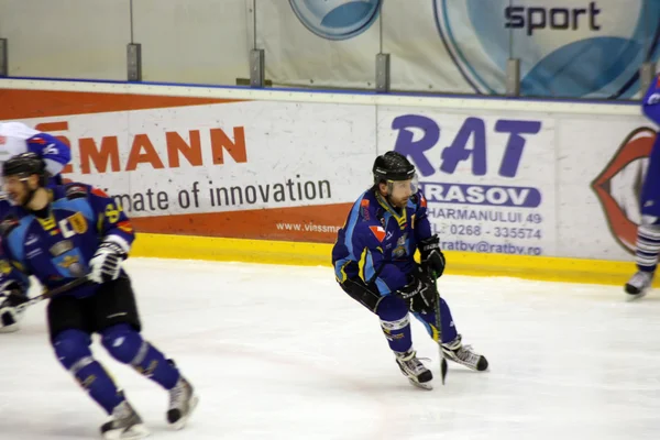 Angriffsszene mit Eishockeyspielern — Stockfoto