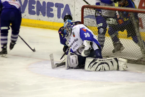 El portero de hockey en la escena de la defensa en el estadio Brasov — Foto de Stock