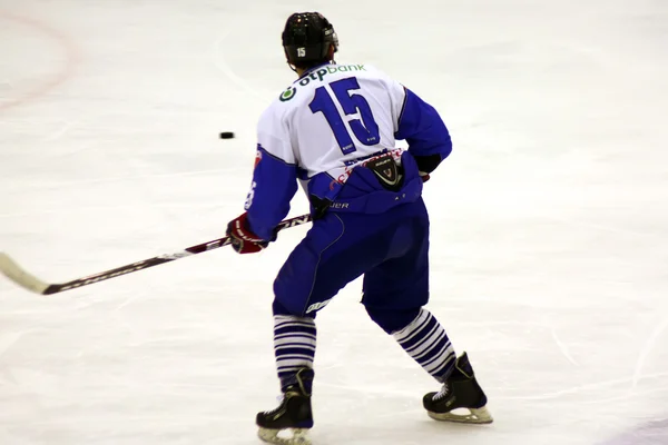 Escena con jugador de hockey en ataque — Foto de Stock